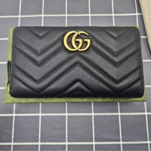 Gucci Black Wallet with Gold Logo - Picture 1 of 6